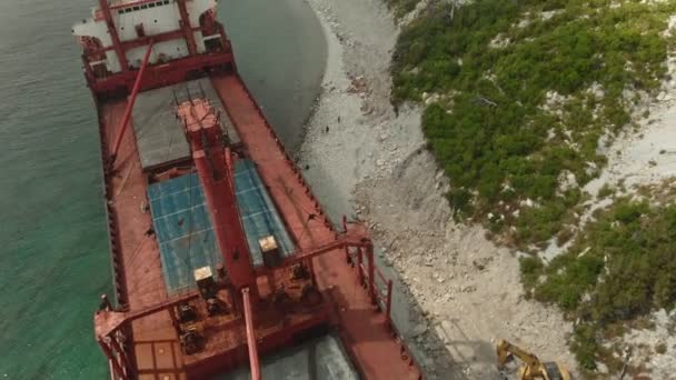 Navio de carga encalhado no mar . — Vídeo de Stock