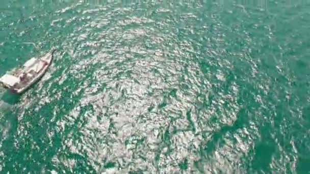Buque de carga encallado en el mar . — Vídeos de Stock