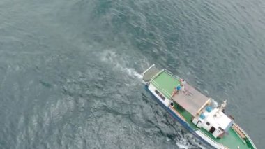  mavi denizde yelken beyaz tekne. Havadan çekim