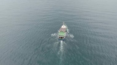  mavi denizde yelken beyaz tekne. Havadan çekim