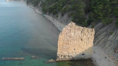 Denizde kaya. Havadan çekim