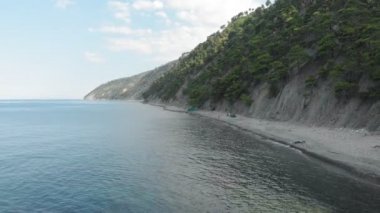 Denizde kaya. Havadan çekim