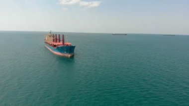 Denizde kargo gemisi. Havadan çekim
