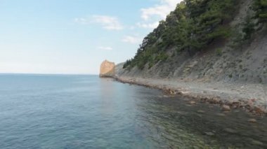 Denizde kaya. Havadan çekim