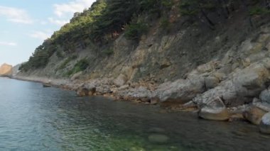 Denizde kaya. Havadan çekim