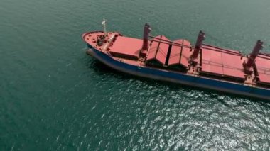 Denizde kargo gemisi. Havadan çekim