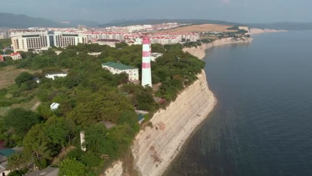 Fliegen um den Leuchtturm an der Küste. Luftaufnahme — Stockvideo