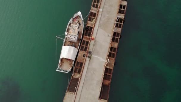 Boot an der Mole im Meer. Luftaufnahme — Stockvideo