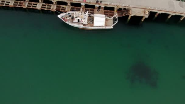 Barco no cais, no mar. Tiro aéreo — Vídeo de Stock