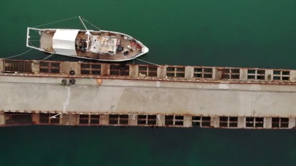 Bateau à la jetée dans la mer. Plan aérien — Video