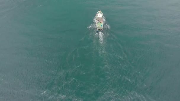 Barco blanco navegando en el mar azul. Disparo aéreo — Vídeo de stock