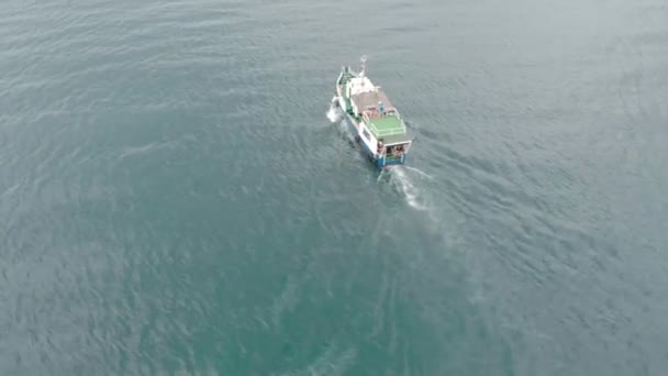 Barco blanco navegando en el mar azul. Disparo aéreo — Vídeos de Stock