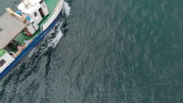 Barco blanco navegando en el mar azul. Disparo aéreo — Vídeo de stock