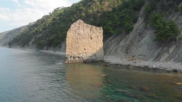 Roca en el mar. Disparo aéreo — Vídeos de Stock