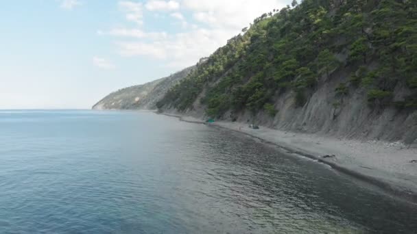 Rocher dans la mer. Plan aérien — Video