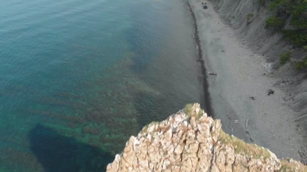 Klippa i havet. Aerial shot — Stockvideo