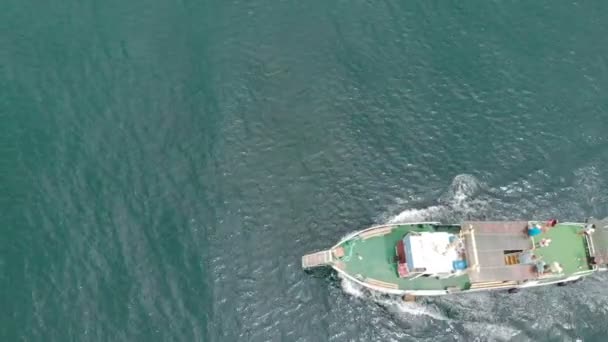 Barco blanco navegando en el mar azul. Disparo aéreo — Vídeos de Stock