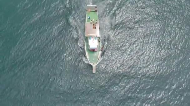 Barco blanco navegando en el mar azul. Disparo aéreo — Vídeos de Stock