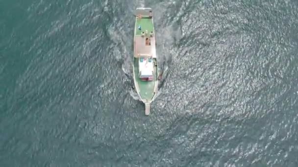 Bateau blanc naviguant dans la mer bleue. Plan aérien — Video