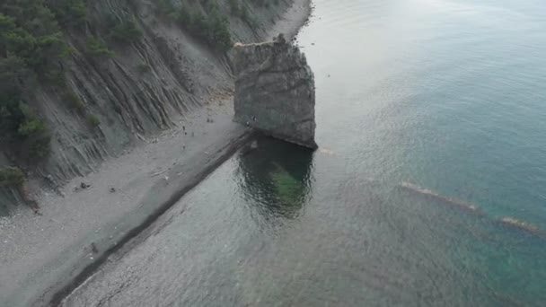 Klippa i havet. Aerial shot — Stockvideo