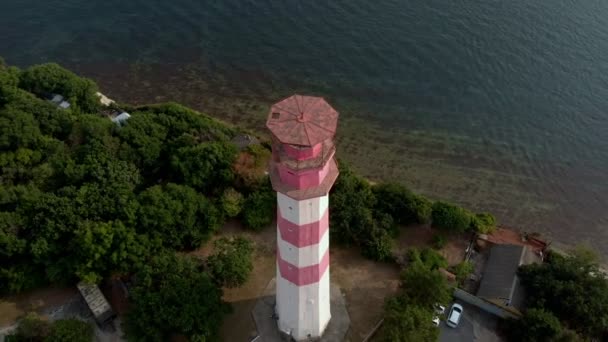 Fliegen um den Leuchtturm an der Küste. Luftaufnahme — Stockvideo