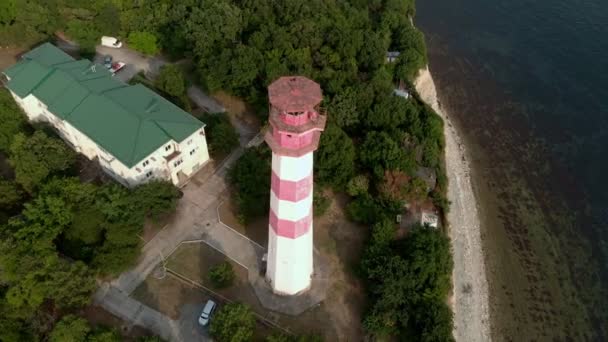 Fliegen um den Leuchtturm an der Küste. Luftaufnahme — Stockvideo