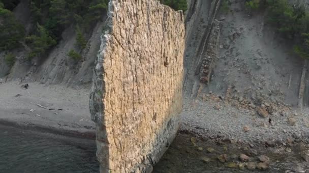 Roca en el mar. Disparo aéreo — Vídeo de stock