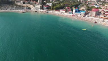 Okyanusun yüksek kayalıklar deniz dağ kıyıları ile kayalık sahil üzerinde uçan. Havadan çekim