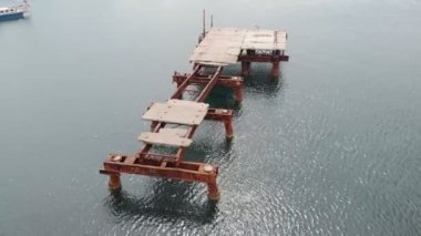 Denizde eski bir iskeleden uç. Havadan çekim