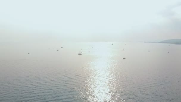 Vuelo sobre el mar con barcos. Disparo aéreo — Vídeo de stock