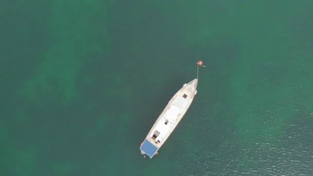 V modrém moři stála bílá jachta. Letecká střela — Stock video