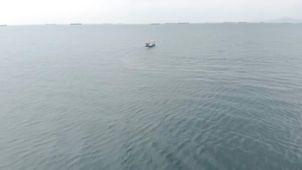 Vol au dessus de la mer avec des bateaux. Plan aérien — Video