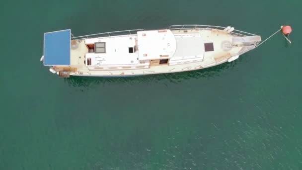 De pé iate branco no mar azul. Tiro aéreo — Vídeo de Stock