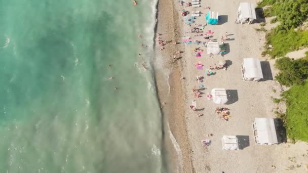 Teluk indah di laut biru. Tembakan udara. — Stok Video