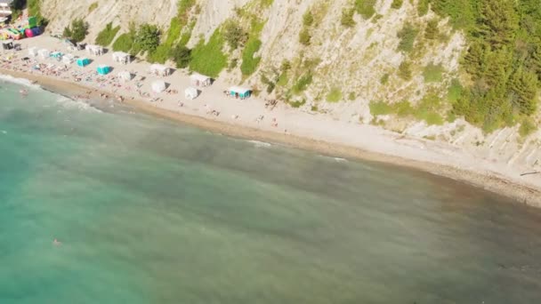 Прекрасна бухта в блакитному морі. Повітряний постріл — стокове відео