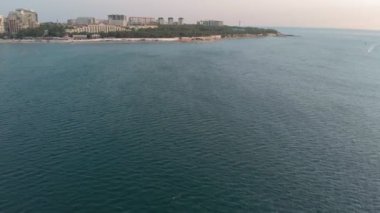  yaz aylarında deniz kıyısında şehir. Havadan çekim