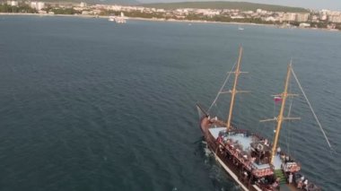 Deniz kıyısına yakın yüksek irtifada iki direkli yüksek irtifa gemisi. Havadan çekim