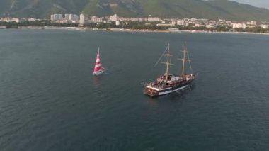 Deniz kıyısına yakın yüksek irtifada iki direkli yüksek irtifa gemisi. Havadan çekim