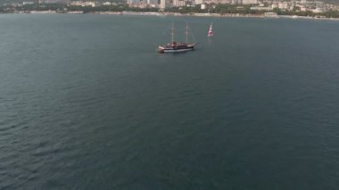 Deniz kıyısına yakın yüksek irtifada iki direkli yüksek irtifa gemisi. Havadan çekim