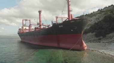Denizde karaya oturan Kargo Gemisi.