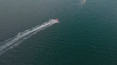 Denizde bir zevk teknesi üzerinde uçuş. Havadan çekim