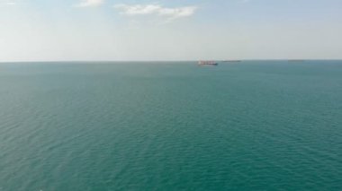 Denizde kargo gemisi. Havadan çekim