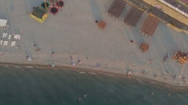 Sahil alanının üzerinde uçuyor. Havadan çekim