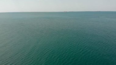 Denizde kargo gemisi. Havadan çekim