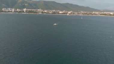 Denizde bir zevk teknesi üzerinde uçuş. Havadan çekim