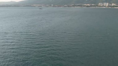  yaz aylarında deniz kıyısında şehir. Havadan çekim