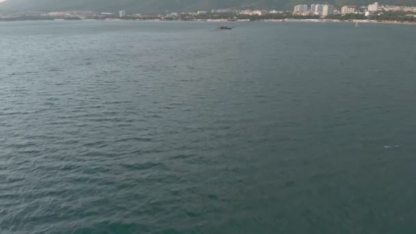 Hög höjd tvåmastade hög höjd fartyg nära kusten av havet. Aerial shot — Stockvideo