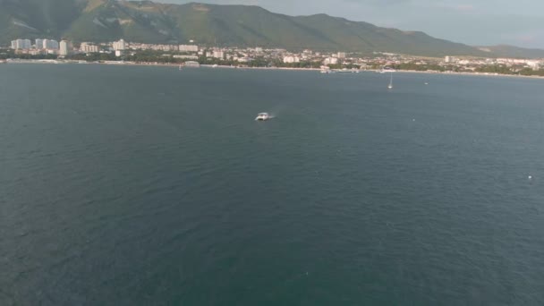 Denizde bir zevk teknesi üzerinde uçuş. Havadan çekim — Stok video