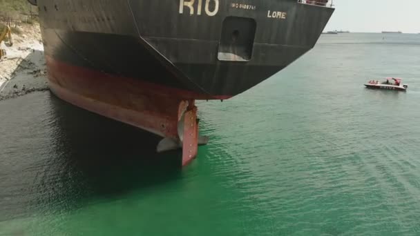 Navio de carga encalhado no mar . — Vídeo de Stock