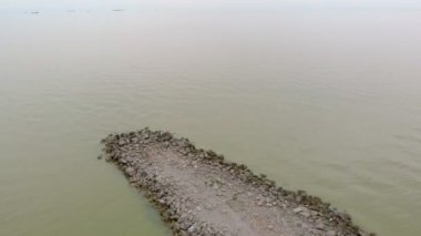 Taş denize tükürdü. Havadan çekim